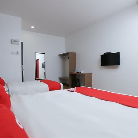 Oyo 89915 East Mount Hotel Kukup Buitenkant foto