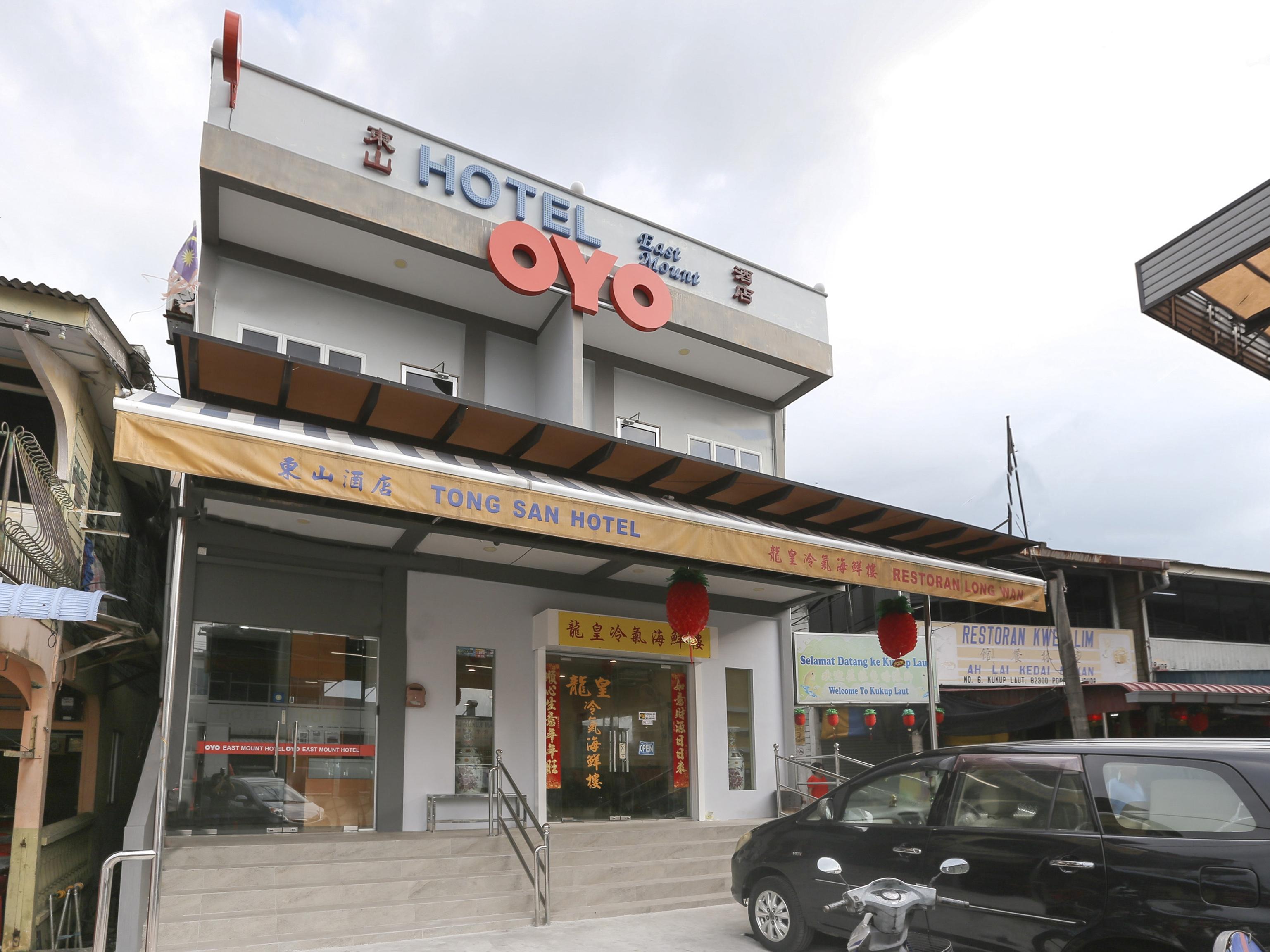 Oyo 89915 East Mount Hotel Kukup Buitenkant foto