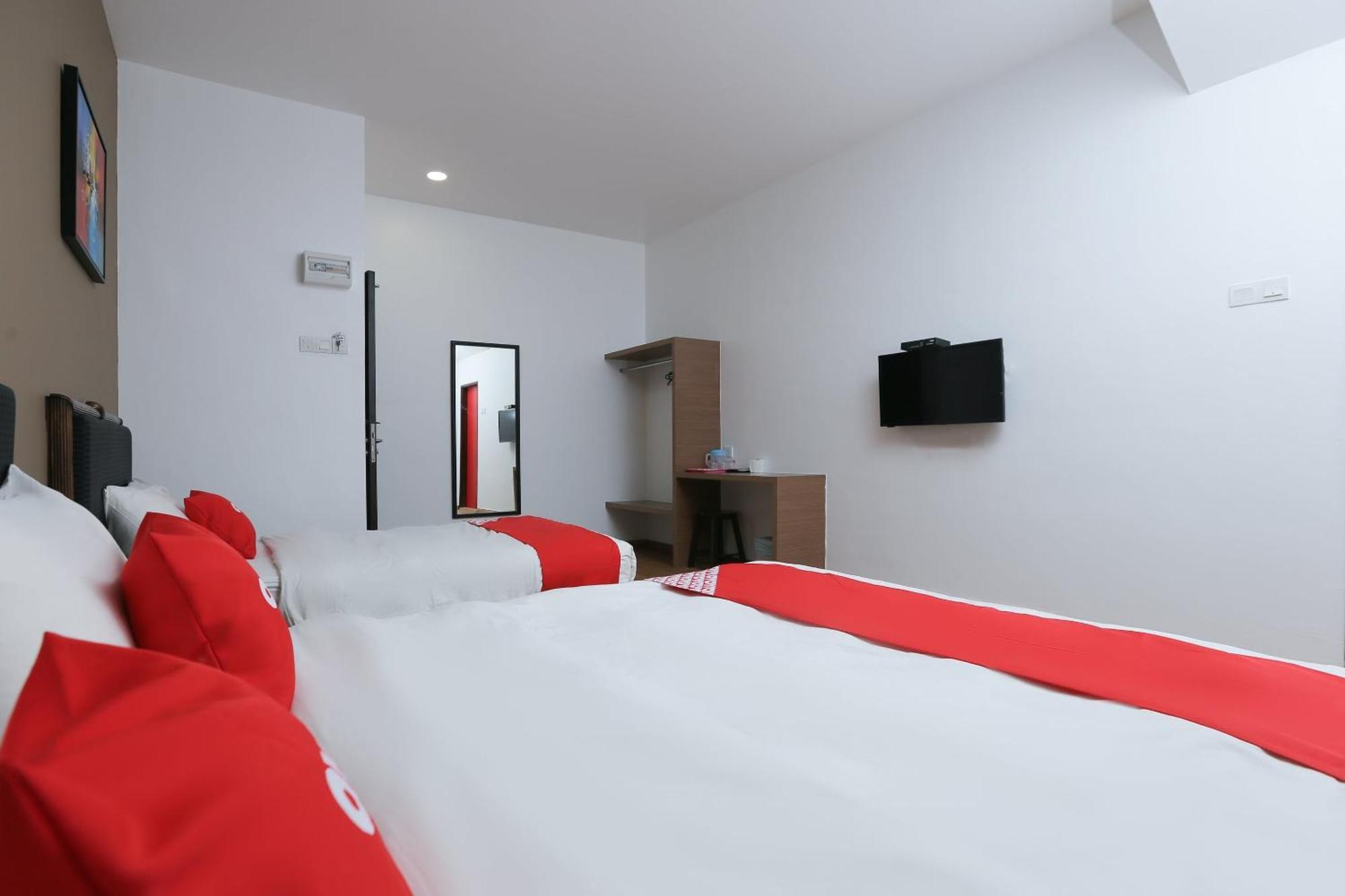 Oyo 89915 East Mount Hotel Kukup Buitenkant foto
