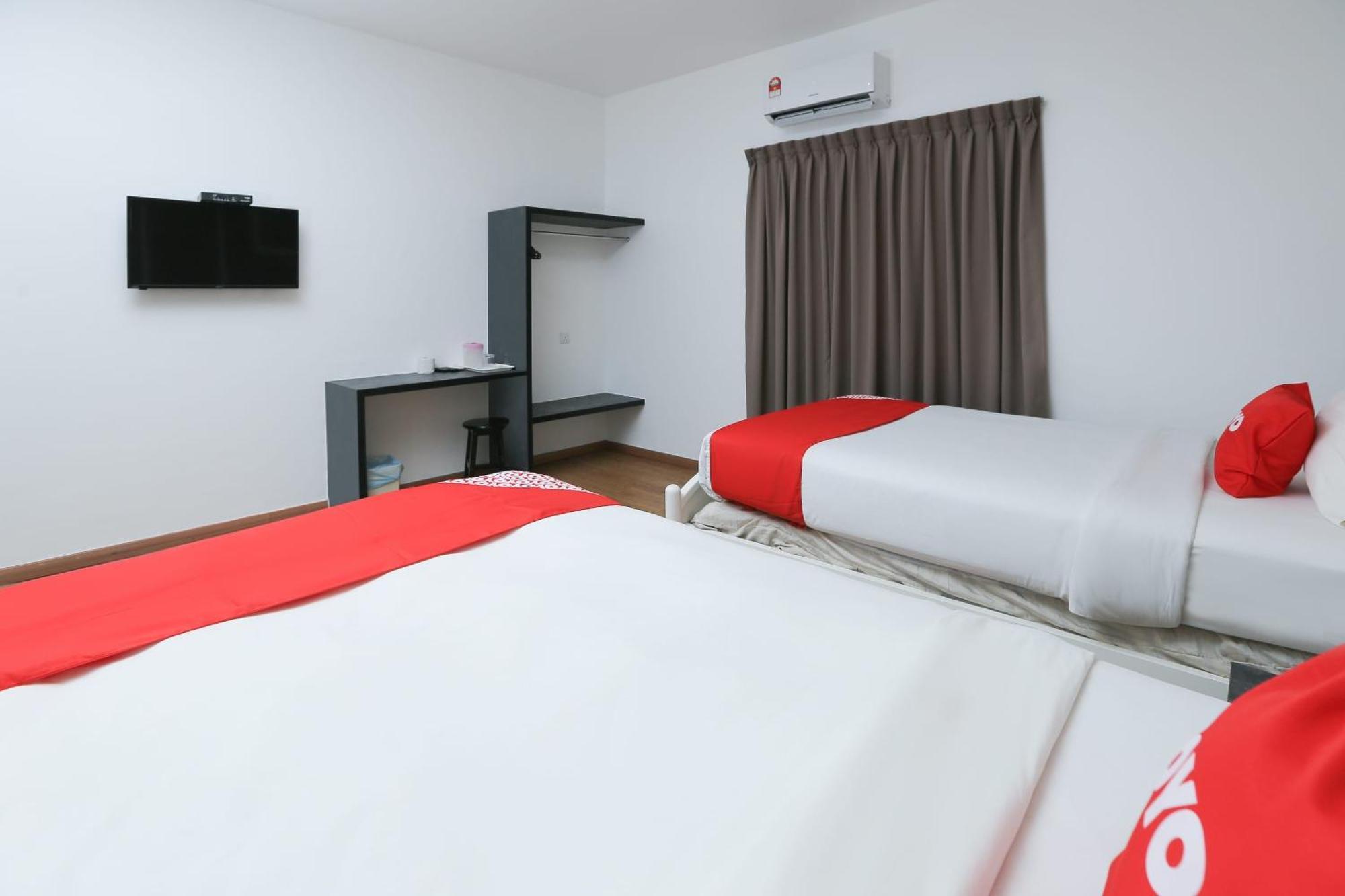 Oyo 89915 East Mount Hotel Kukup Buitenkant foto