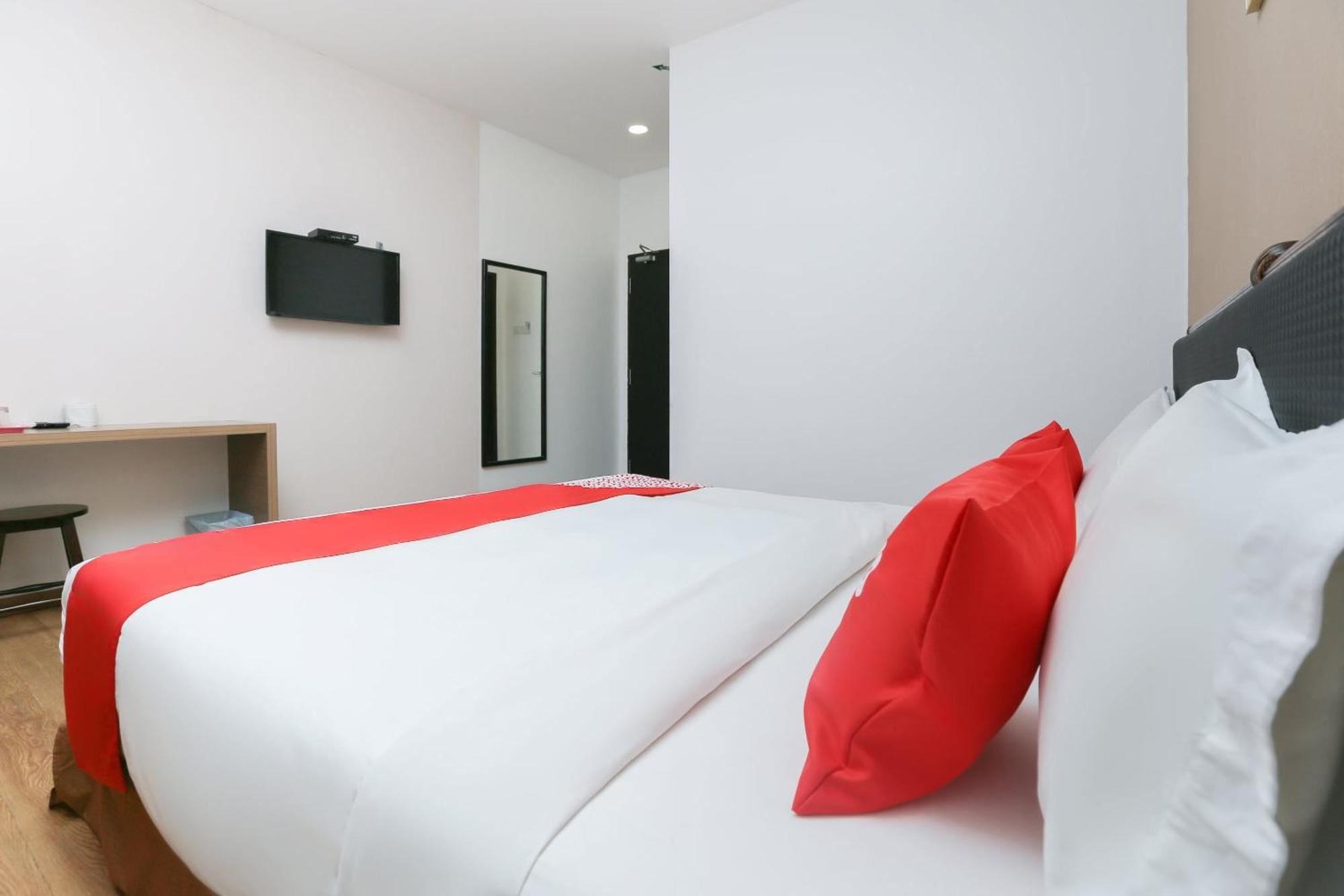 Oyo 89915 East Mount Hotel Kukup Buitenkant foto
