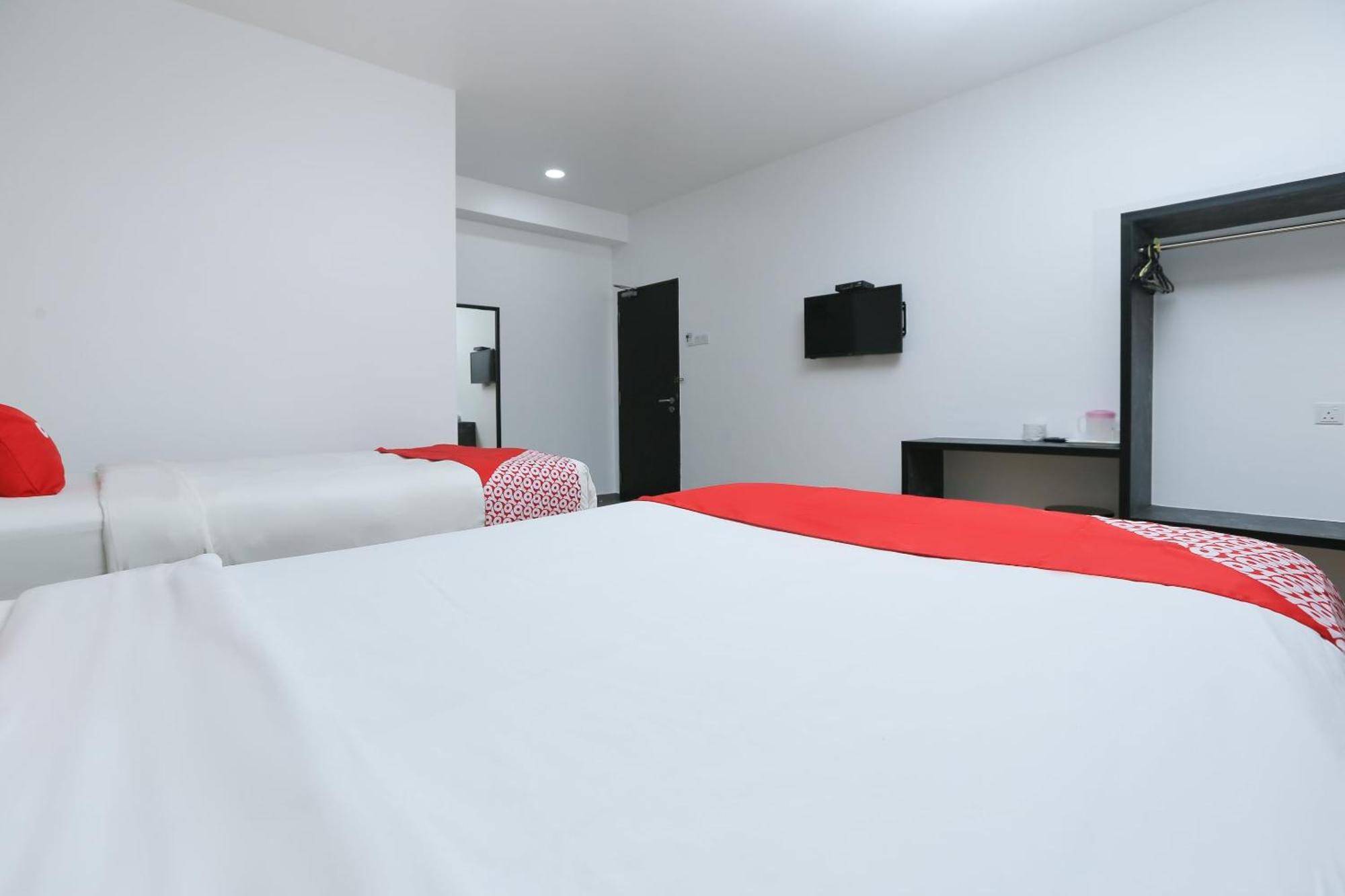 Oyo 89915 East Mount Hotel Kukup Buitenkant foto